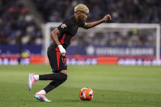 大连英博外援拉布亚德离队，本赛季表现起伏，遭质疑，终与俱乐部解约。